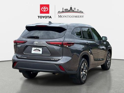 Magnetic Gray Metallic 2024 Toyota Highlander XLE