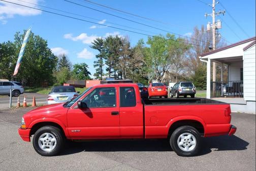 Victory Red 2001 Chevrolet S-10 Base
