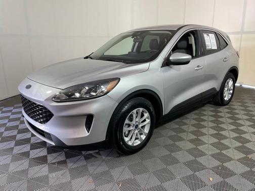 Photo 3 of 32 of 2020 Ford Escape SE