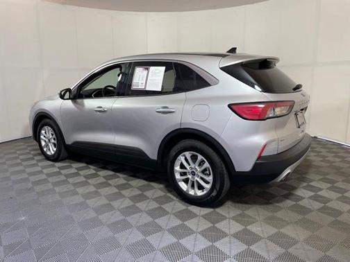 Photo 4 of 32 of 2020 Ford Escape SE