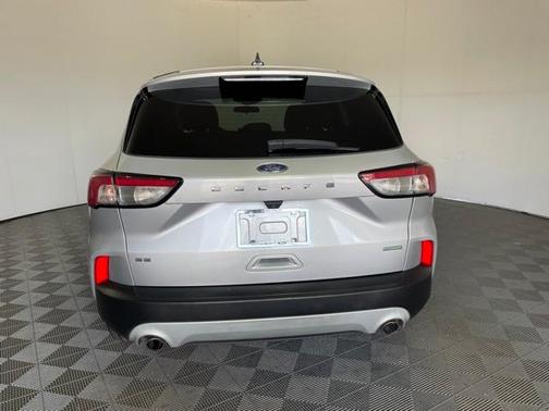 Photo 5 of 32 of 2020 Ford Escape SE
