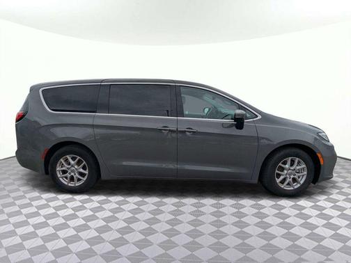 Ceramic Gray Clearcoat 2023 Chrysler Pacifica Touring L