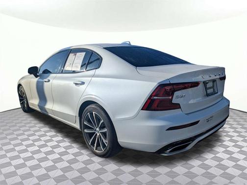 2022 Volvo S60 T5 Momentum
