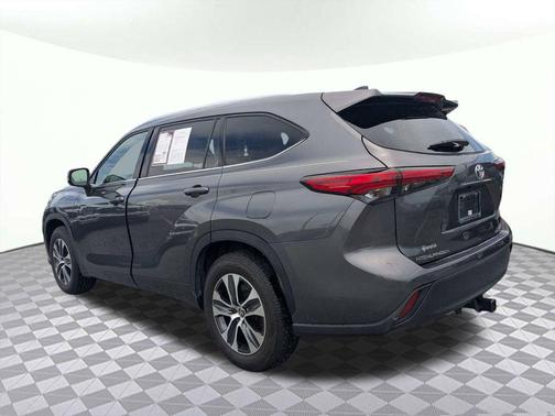 Magnetic Gray Metallic 2021 Toyota Highlander XLE
