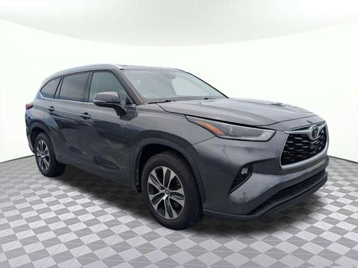 Magnetic Gray Metallic 2021 Toyota Highlander XLE