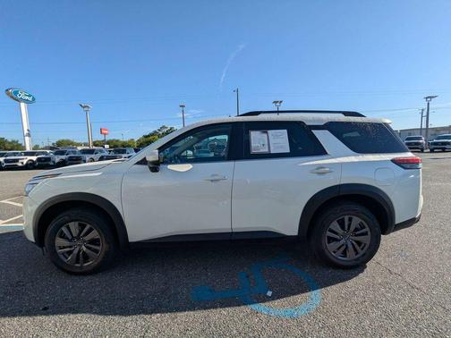 Pearl White 2024 Nissan Pathfinder SV FWD