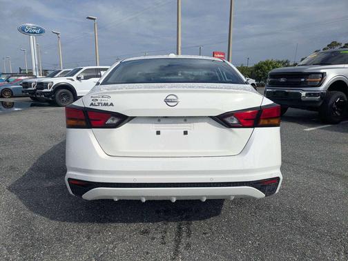 Glacier White 2025 Nissan Altima 2.5 SV