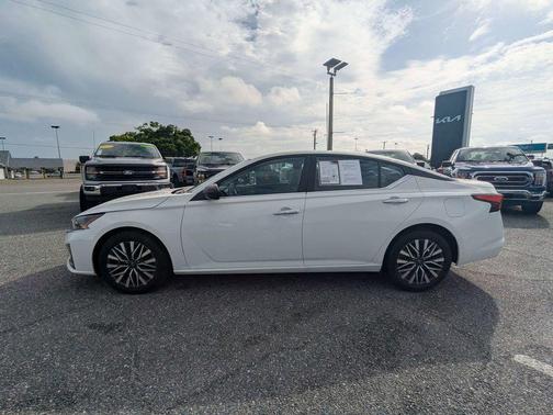 Glacier White 2025 Nissan Altima 2.5 SV