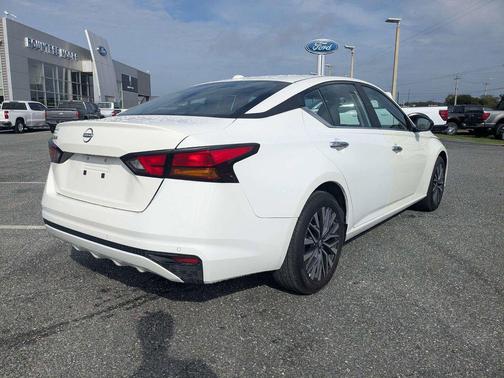 Glacier White 2025 Nissan Altima 2.5 SV