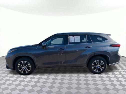 Magnetic Gray Metallic 2021 Toyota Highlander XLE