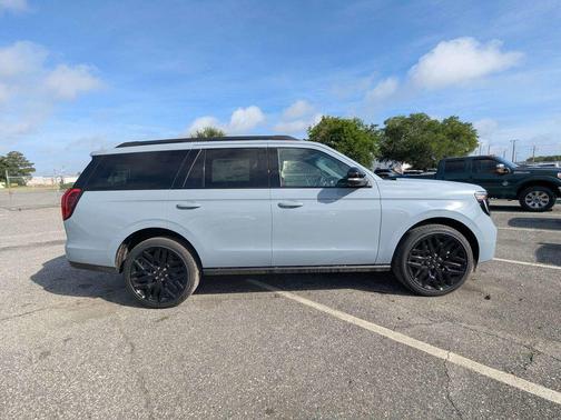 Glacier Gray Metallic Tri-Coat 2026 Ford Expedition Platinum