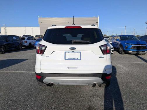 Oxford White 2018 Ford Escape SE