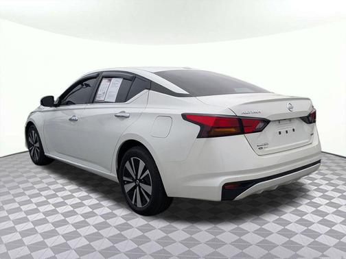 Pearl White Tricoat 2022 Nissan Altima 2.5 SV