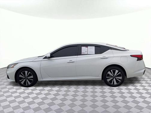 Pearl White Tricoat 2022 Nissan Altima 2.5 SV