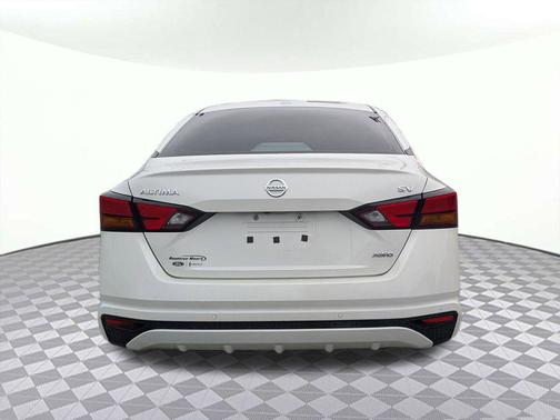 Pearl White Tricoat 2022 Nissan Altima 2.5 SV