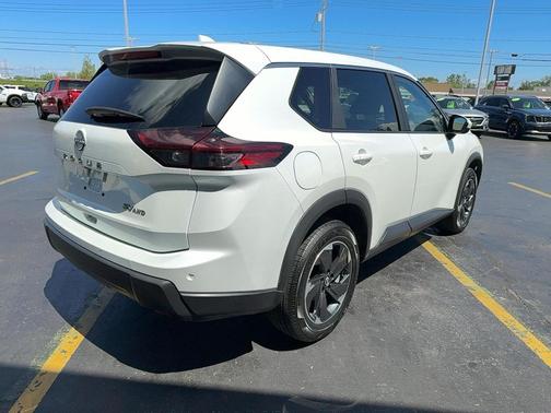 Everest White Pearl 2024 Nissan Rogue SV