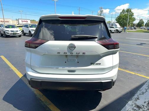 Everest White Pearl 2024 Nissan Rogue SV