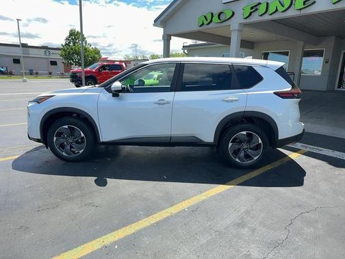 Everest White Pearl 2024 Nissan Rogue SV