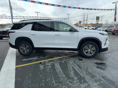 2025 Chevrolet Traverse LT