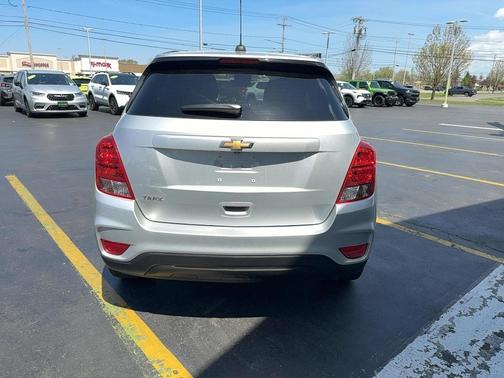 Silver Ice Metallic 2020 Chevrolet Trax LS