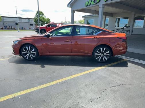 Sunset Drift Chromaflair 2022 Nissan Altima SR Intelligent AWD