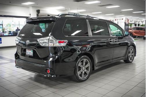 Midnight Black Metallic 2020 Toyota Sienna SE Premium