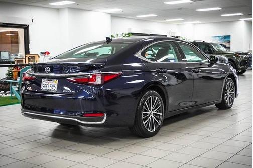 2025 Lexus ES 300h Base