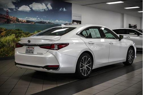 2025 Lexus ES 300h Base