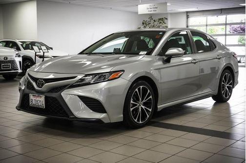 Celestial Silver Metallic 2019 Toyota Camry SE