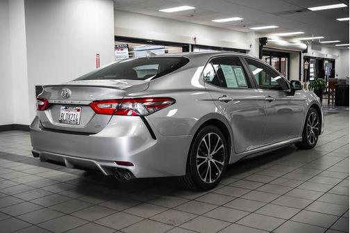 Celestial Silver Metallic 2019 Toyota Camry SE