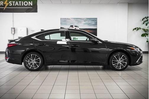 2025 Lexus ES 300h Base