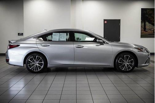 2025 Lexus ES 300h Base