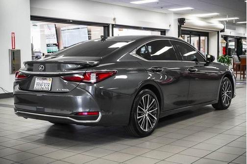 2025 Lexus ES 300h Base