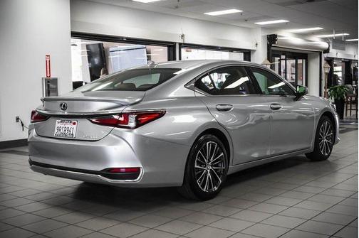 2025 Lexus ES 300h Base