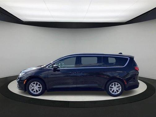 Diamond Black 2026 Chrysler Pacifica Select