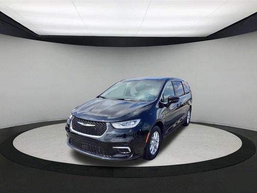 Diamond Black 2026 Chrysler Pacifica Select