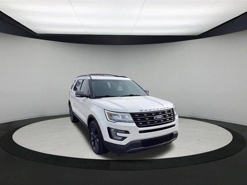 White Platinum Tri-Coat Metallic 2017 Ford Explorer XLT