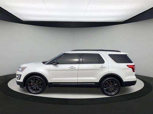 White Platinum Tri-Coat Metallic 2017 Ford Explorer XLT