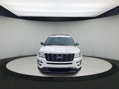 White Platinum Tri-Coat Metallic 2017 Ford Explorer XLT