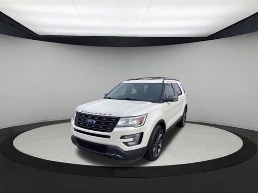 White Platinum Tri-Coat Metallic 2017 Ford Explorer XLT