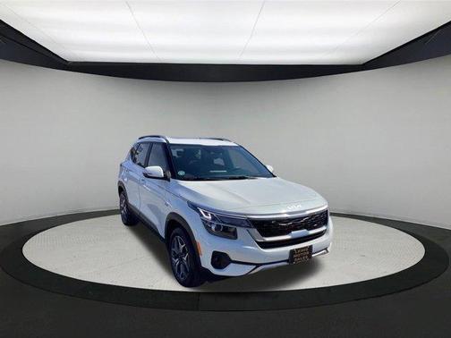 Snow White Pearl 2023 Kia Seltos EX