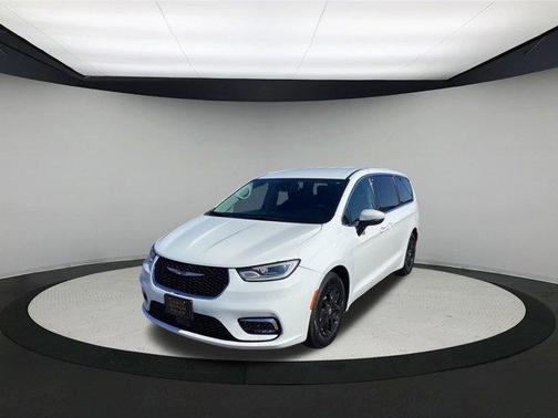 2023 Chrysler Pacifica Touring-L