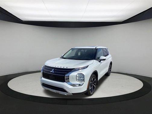 White Diamond 2024 Mitsubishi Outlander SE