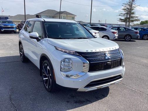White Diamond 2024 Mitsubishi Outlander SE