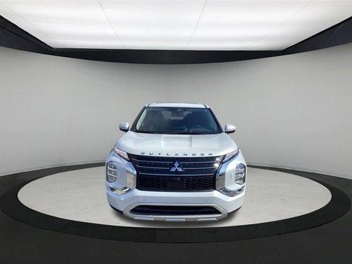 White Diamond 2024 Mitsubishi Outlander SE