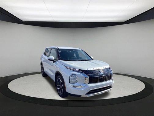 White Diamond 2024 Mitsubishi Outlander SE