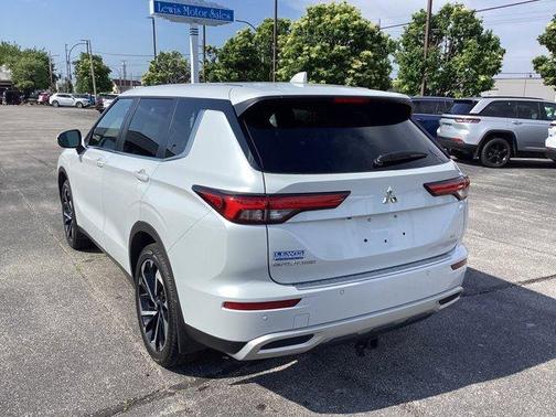 White Diamond 2024 Mitsubishi Outlander SE