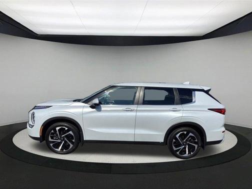 White Diamond 2024 Mitsubishi Outlander SE