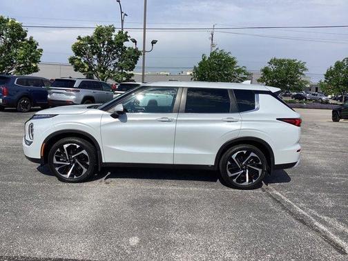 White Diamond 2024 Mitsubishi Outlander SE