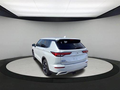 White Diamond 2024 Mitsubishi Outlander SE